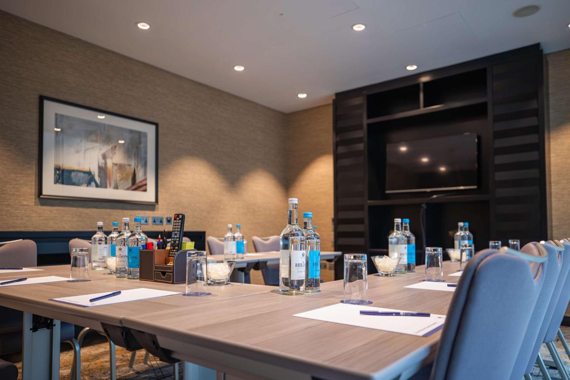 Hotel Doubletree By Hilton Woking Zewnętrze zdjęcie