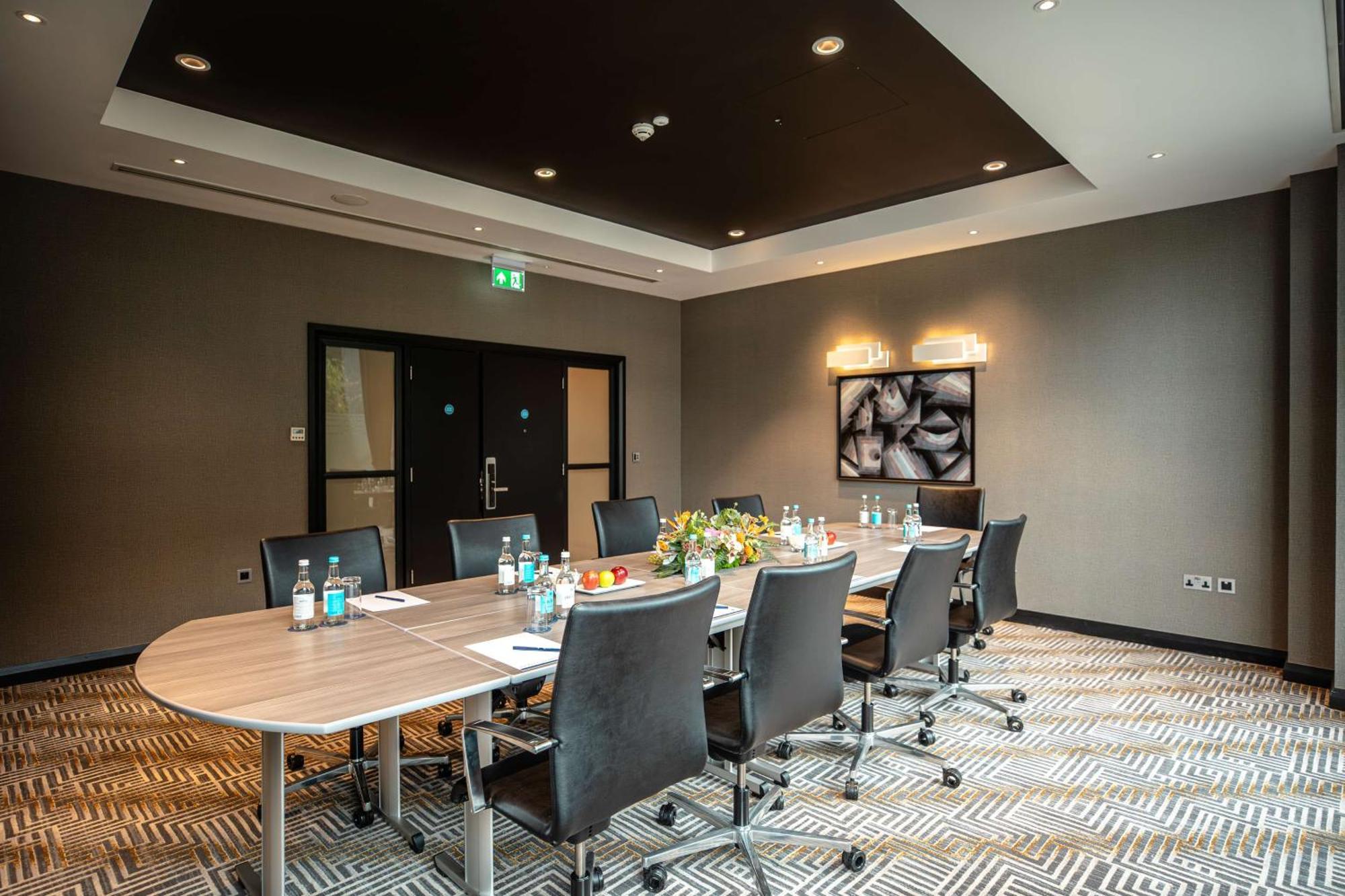 Hotel Doubletree By Hilton Woking Zewnętrze zdjęcie